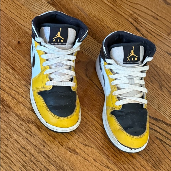 Nike Basketball Shoes Air Jordan 1 mid gs yellow black white Youth Big Boy’s 5Y - Picture 8 of 8
